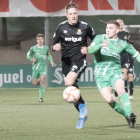 Edgar lluitant per una pilota en el partit contra el Cornellà.