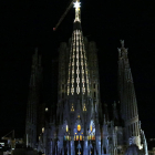 Plano general de la torre de la Virgen de la Sagrada Familia con la estrella iluminada.