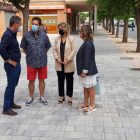 L'alcaldessa de Tortosa i representants municipals visitant les obres de millora de les voreres de Vora Parc.