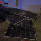 Imatge de les plaques solars que van caure a Calafell.