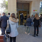 Advocats i procuradors fent cua davant dels Jutjats de Tarragona.