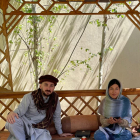 El viatger tarragoní Carlos Ferrer i Fatima, la primera i única guia turística dona de l'Afganistan.
