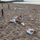 Los jóvenes dejan botellas de vidrio, plásticos y envoltorios cada noche en la playa.