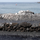 Imagen de archivo de ceniza acumulada en la costa de la isla.