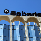 Detalle de un letrero del Banco Sabadell.