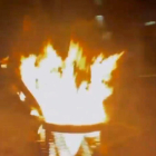Imagen de una papelera quemando hace un par de semanas en el barrio.