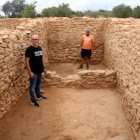 Pla general d'un dels edificis excavats al jaciment iber de Banyeres del Penedès, amb l'alcalde Amadeu Benach i l'arqueòleg Jordi Morer.