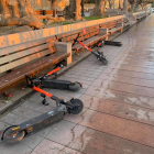 Imagen del pasado mas de marzo con varios patinetes mal estacionados en el paseo de las Palmeras de Tarragona.