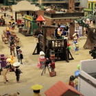 Figuras de Playmobil en un diorama de ediciones anteriores.