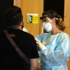 Una persona sotmetent-se al test d'antígens abans d'entrar al Cruïlla.
