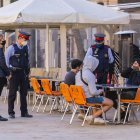 Imagen de archivo del pasado noviembre, cuando los Mossos d'Esquadra hicieron una ronda informativa y de control en la plaza de la Font.