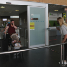 Pla obert d'una família que coneix per primera vegada la seva fillola, aquest dimarts al migdia a la Terminal d'arribades de l'Aeroport de Reus.