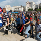 Plano general de manifestantes pro-gobierno en la manifestación de La Habana.