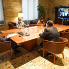 El presidente Aragonès y los consejeros|consellers Argimon i Elena durante la reunión extraordinaria de la comisión delegada en materia de covid-19 para establecer nuevas restricciones en torno a la pandemia.