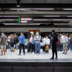 Usuaris de Renfe esperant a les andanes de l'estació de Sants a Barcelona.
