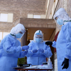 Imatge d'arxiu de l'equip de mostres d'Atenció Primària de Lleida preparant-se per fer proves PCR en una residència.