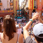 La plaça de les Cols durant la diada de Sant Magí de Tarragona, amb assistents celebrant el primer 2d8f de la història dels Castellers de Sant Pere i Sant Pau.