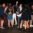 Persones ballant a la discoteca Shôko de Barcelona en la primera nit de reobertura dels locals d'oci nocturn.