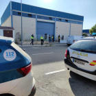 Agentes de los Mossos d'Esquadra y la Policía Nacional entrando en una nave en la calle Flequers del Polígon Industral Alba en Reus.