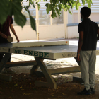 Imatge de dos interns jugant al ping-pong al pati del Complex Assistencial en Salut Mental Benito Menni de Sant Boi de Llobregat