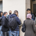 Una quinzena de persones es van concentrar davant l'edifici de la Fàtima per donar-li suport.
