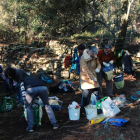 Una cincuentena de personas retiran los residuos generados a las antiguas plantaciones de marihuana en Mont-ral