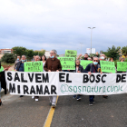 Los manifestantes que han participado en la protesta para parar el proyecto de urbanización del bosque de Miramar en Cunit.