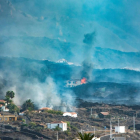 La colada liberada por el derrumbe del flanco norte del volcán de Cumbre Vieja atravesando zonas de viviendas ya evacuadas que no habían sufrido daños.