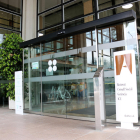Una imatge de l'accés a l'edifici del rectorat de la UAB.