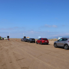 Pla general dels vehicles fent cua per accedir a la platja del Trabucador.