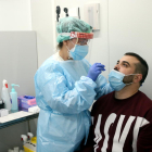 Una infermera fent un test d'antígens a un pacient.