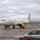 L'avió de Vueling que va fer el vol amb biocombustible de Repsol fabricat a Tarragona.