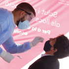 Personal sanitari pren mostres a un treballador del polígon de Sant Quirze del Vallès per fer un test d'antígens.
