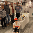 La família Alós-Pla a la botiga de caganers que han obert a Girona.
