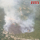 Treballen per extingir un incendi de vegetació forestal entre La Foradada i Mata-redona, a la serra del Montsià