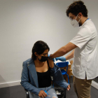 Els sanitaris injectant la segona dosi de la vacuna de la covid a les dependències de la Delegació del Govern a Girona.
