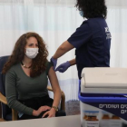 Una enfermera vacuna contra la COVID-19 en Ramat Gan, Israel.
