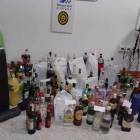Imagen de parte de las botellas de bebidas alcohólicas que requisó la policía.