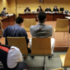 L'acusat d'esquenes i custodiat pels Mossos d'Esquadra l'acusat.