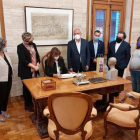 Imatge de la signatura del llibre d'honor al despatx de l'alcalde.