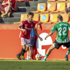 Joan Oriol, davant de Delgado en el marc del Nàstic-Betis Deportivo de dissabte.