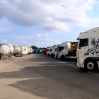 Camiones aparcados en un aparcamiento habilitado próximo a la AP-7, a la altura de Altafulla, después de que entrara en vigor la prohibición de circular por la AP-7.
