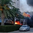 Imagen del vehículo incendiado.