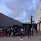 Pla general d'estudiants a l'accés principal de l'institut Sòl de Riu d'Alcanar.