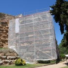 La Torre de Minerva, en la muralla romana de Tarragona, cubierta por el andamio y las obras de restauración paralizadas.