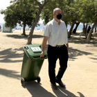 Un hostalero de Mataró transporta el cristal del restaurante para reciclar.