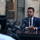 Una càmera grava el president de la Generalitat, Pere Aragonès, durant l'entrevista amb l'ACN.