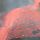 La lava ha trencat el con del volcà.