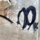 Imatge de la part del grafiti que queda per netejar.