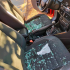 Imagen de los destrozos en uno de los vehículos estacionados en el barrio del Pilar la madrugada del día 12 de octubre.